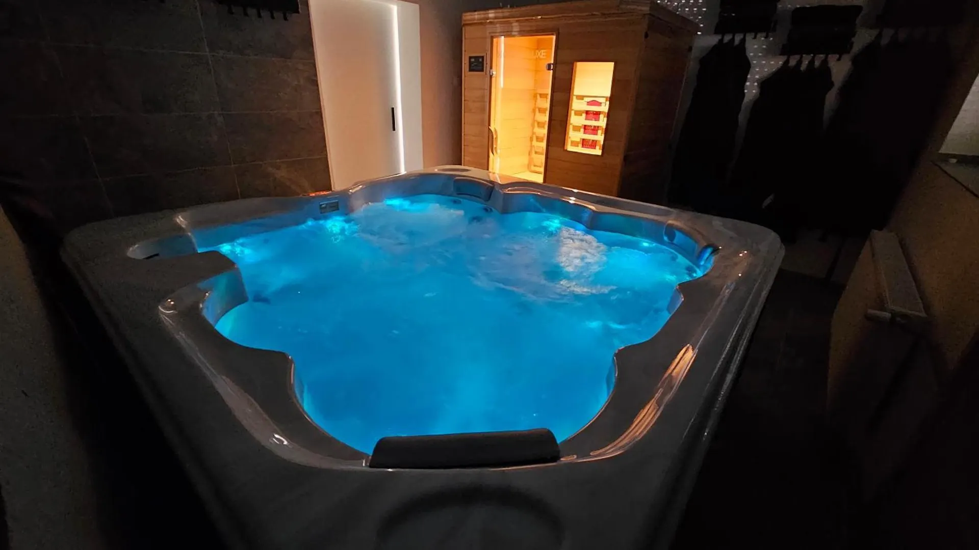 Holiday Home Monte Fabula With Jacuzzi, Sauna And Backyard Vucinic Selo 0*,